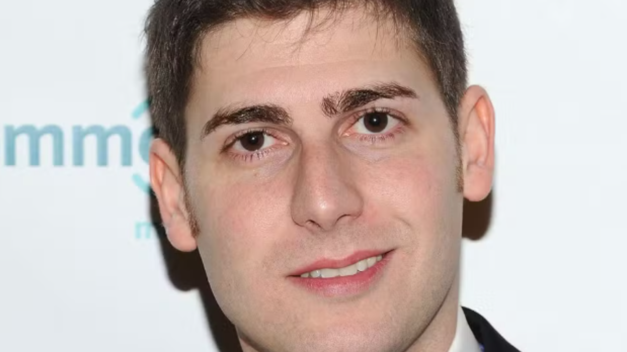 Bilionário brasileiro Eduardo Saverin compra parte do Liverpool ao lado de Jeff Bezos