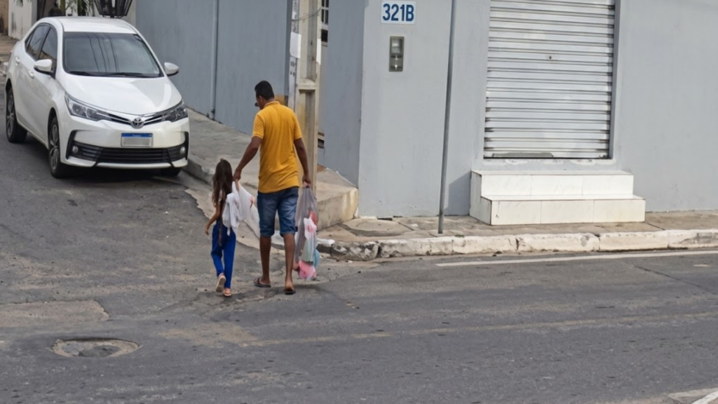 Homem é alvo de disparos ao lado de igreja e morre em via pública; veja vídeo