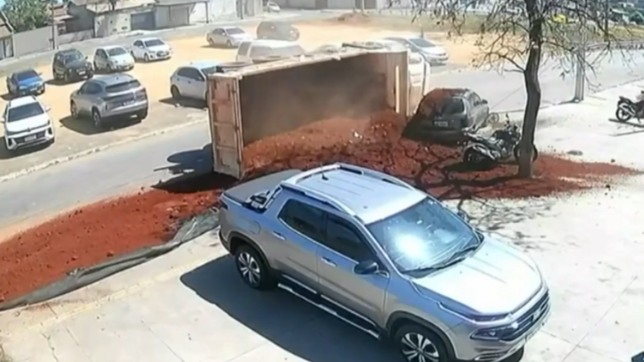 Vídeo: Caminhão tomba após curva e cobre carro com terra em Aparecida de Goiânia