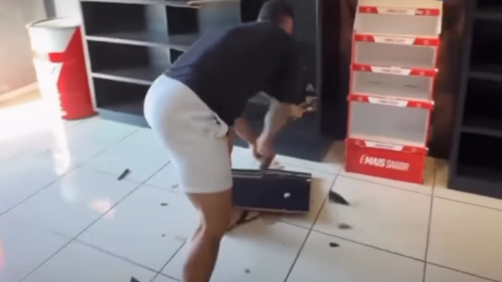 Vídeo: Influenciador destrói móveis da própria loja e se revolta com carga tributária