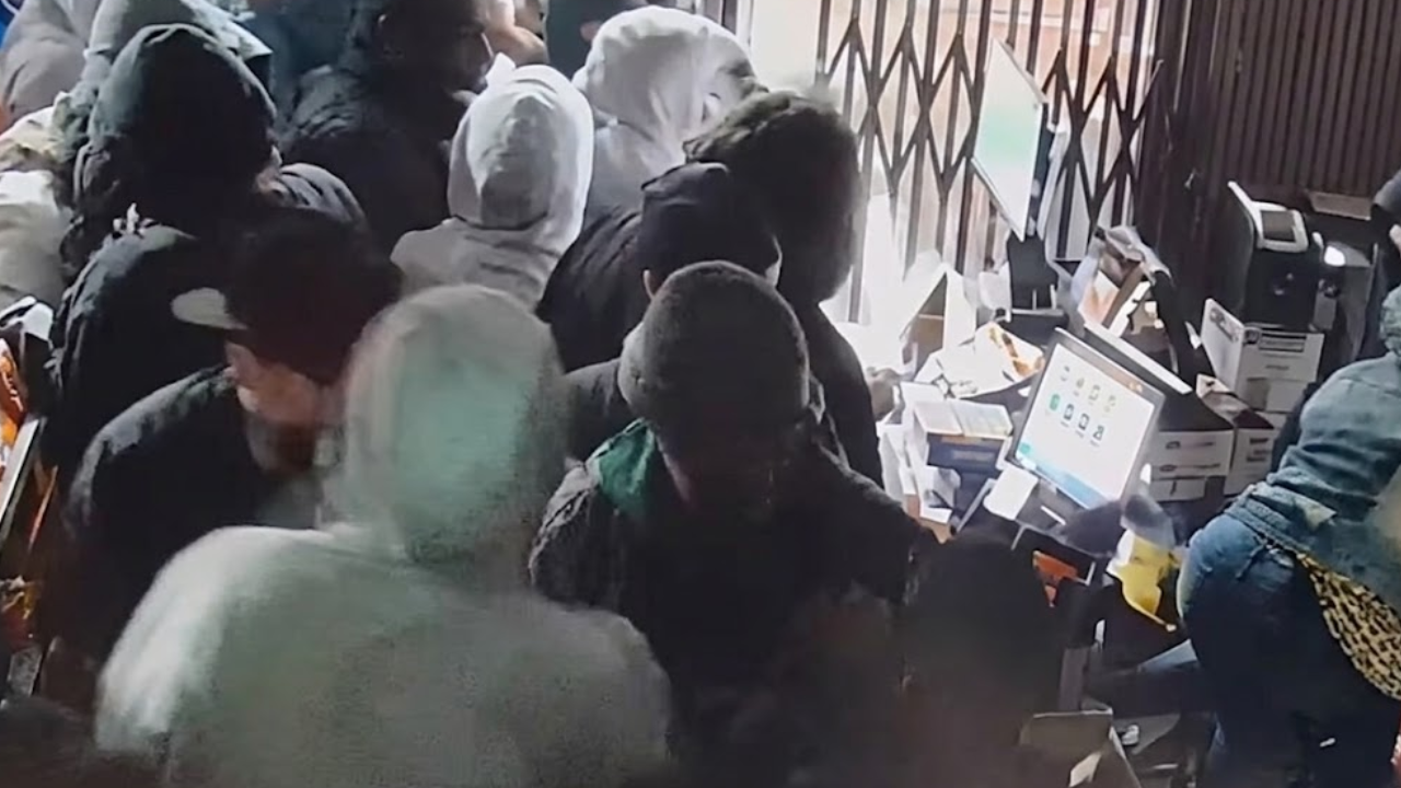 Saque coletivo transforma comércio familiar em cena de destruição; assista ao vídeo