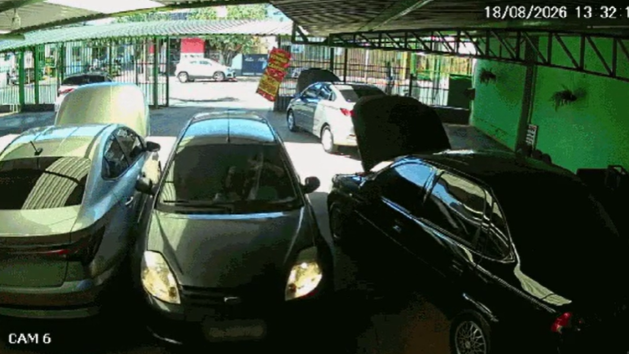 Vídeo: Carro sai da pista após batida e termina em vaga de loja de veículos