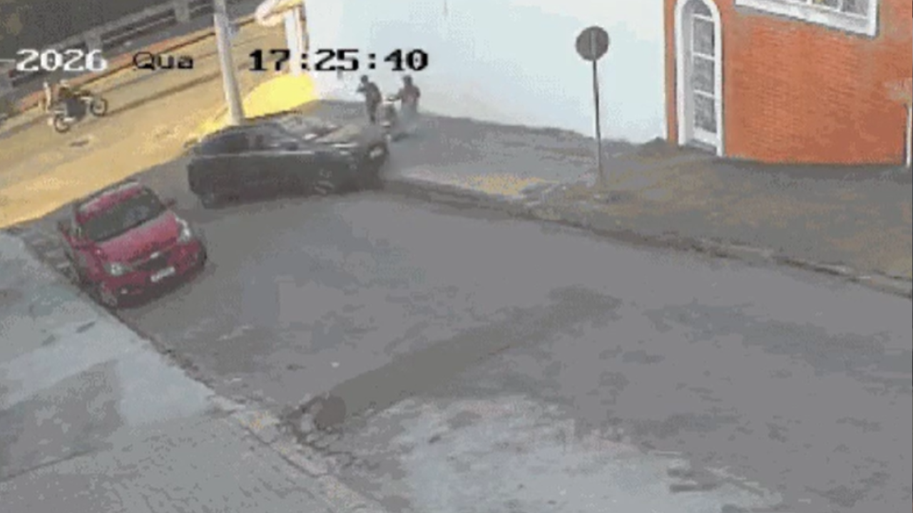 Vídeo: Motociclista invade contramão, bate de frente com carro e sobrevive a impacto
