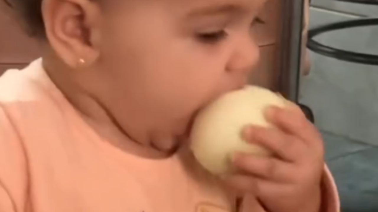 Bebê surpreende ao escolher cebola crua como primeiro grande desafio à mesa; veja vídeo