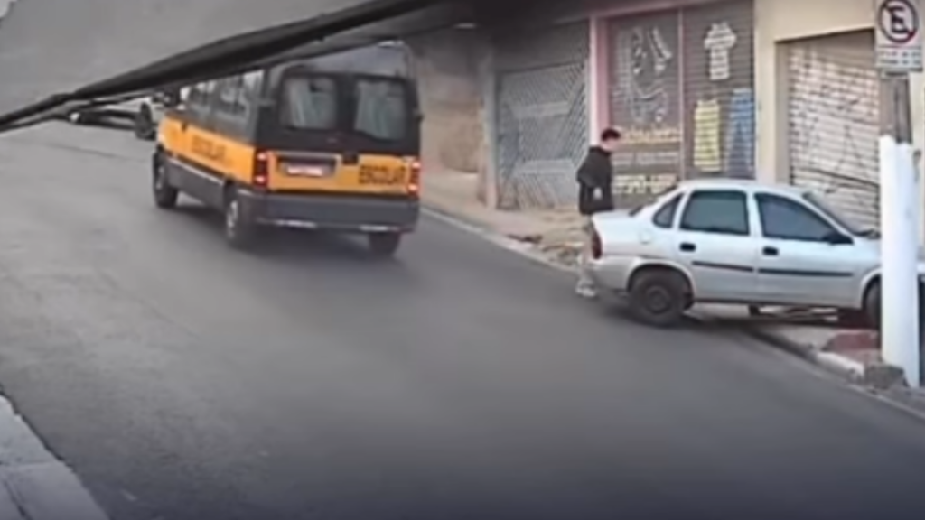 Dois assaltantes morrem após serem atingidos por carro; veja vídeo