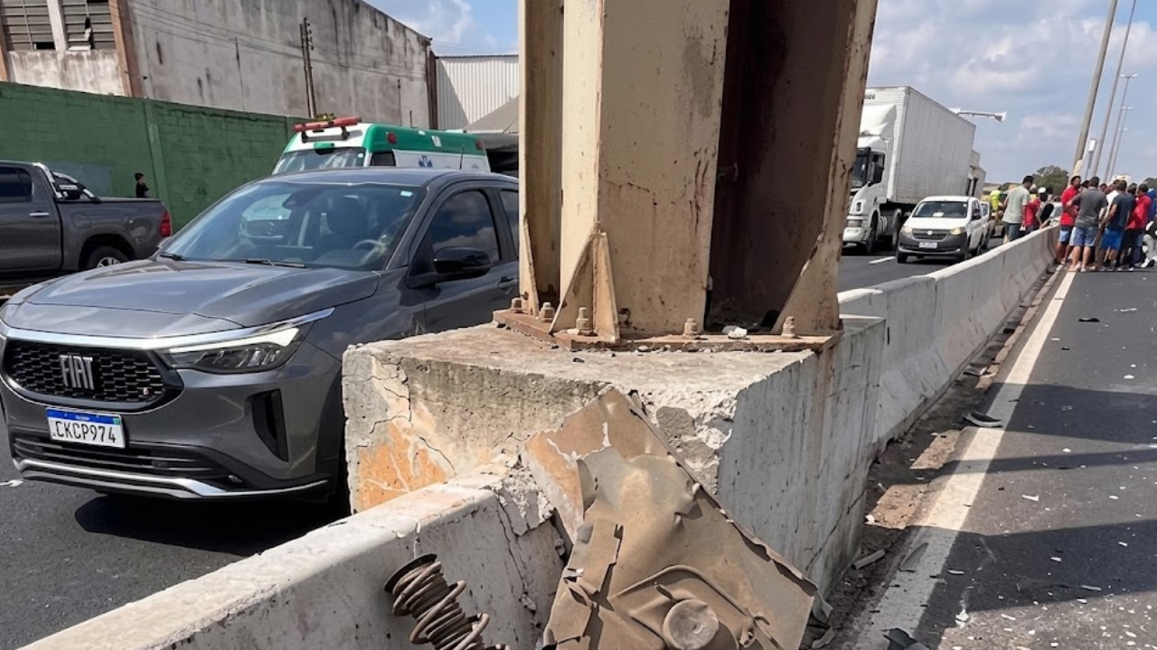 Carro perde controle e fica destruído após forte impacto na GO-060; assista ao vídeo