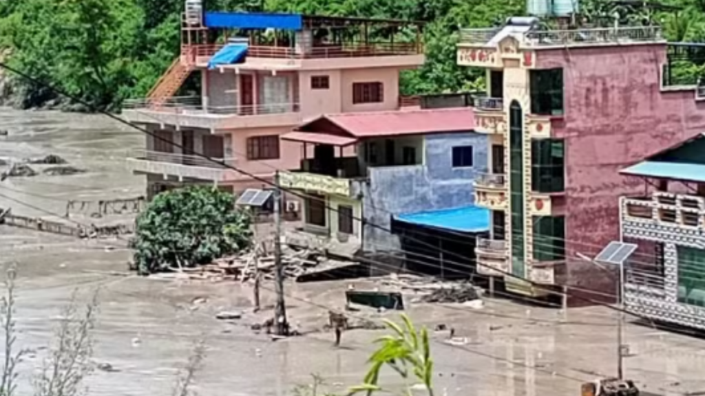 Enchente devastadora deixa rastro de morte e destruição na fronteira entre Nepal e Tibete. Veja vídeo