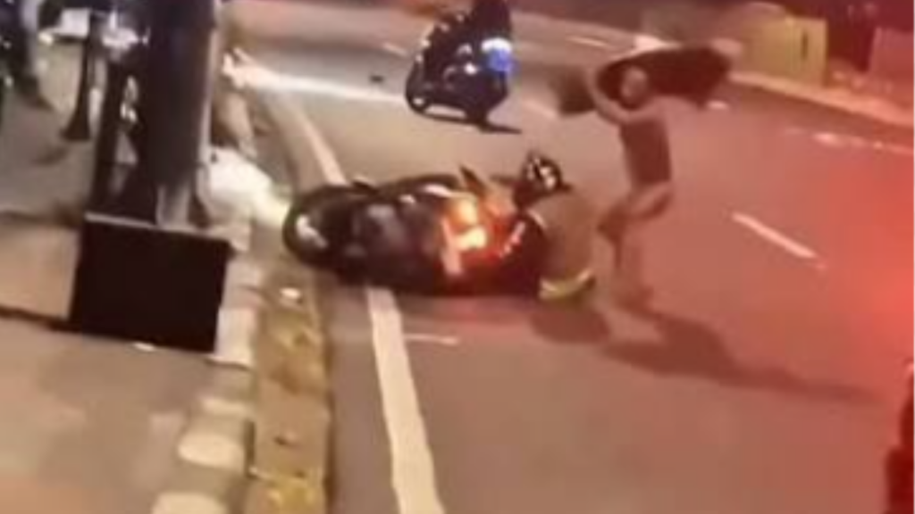 Vídeo: Homem de 23 anos nu é preso após atacar motociclistas com placa de madeira