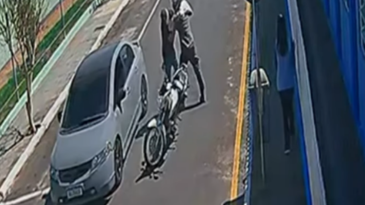 Vídeo: Motorista e motociclista entram em confronto após discussão e precisam ser separados