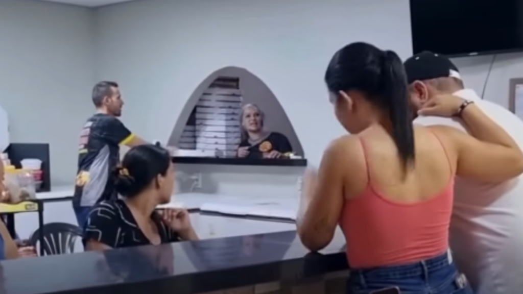 Funcionária de pizzaria encena confronto com ex-marido e atual companheira e viraliza nas redes sociais; veja vídeo