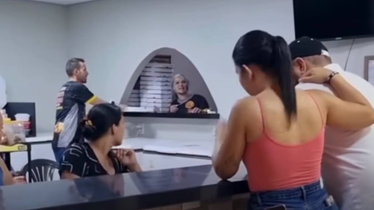 Funcionária de pizzaria encena confronto com ex-marido e atual companheira e viraliza nas redes sociais; veja vídeo