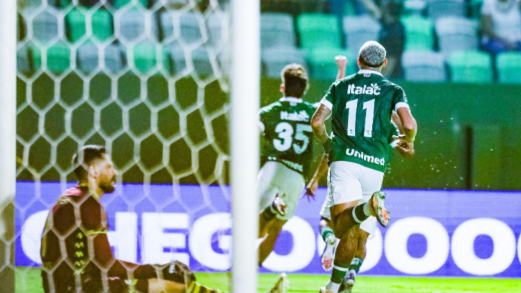 Goiás supera São Bernardo por 2 a 1 na Serrinha na Série B e Tadeu celebra 400 jogos pelo clube