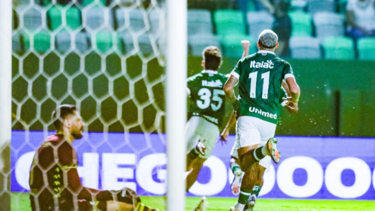 Goiás supera São Bernardo por 2 a 1 na Serrinha na Série B e Tadeu celebra 400 jogos pelo clube