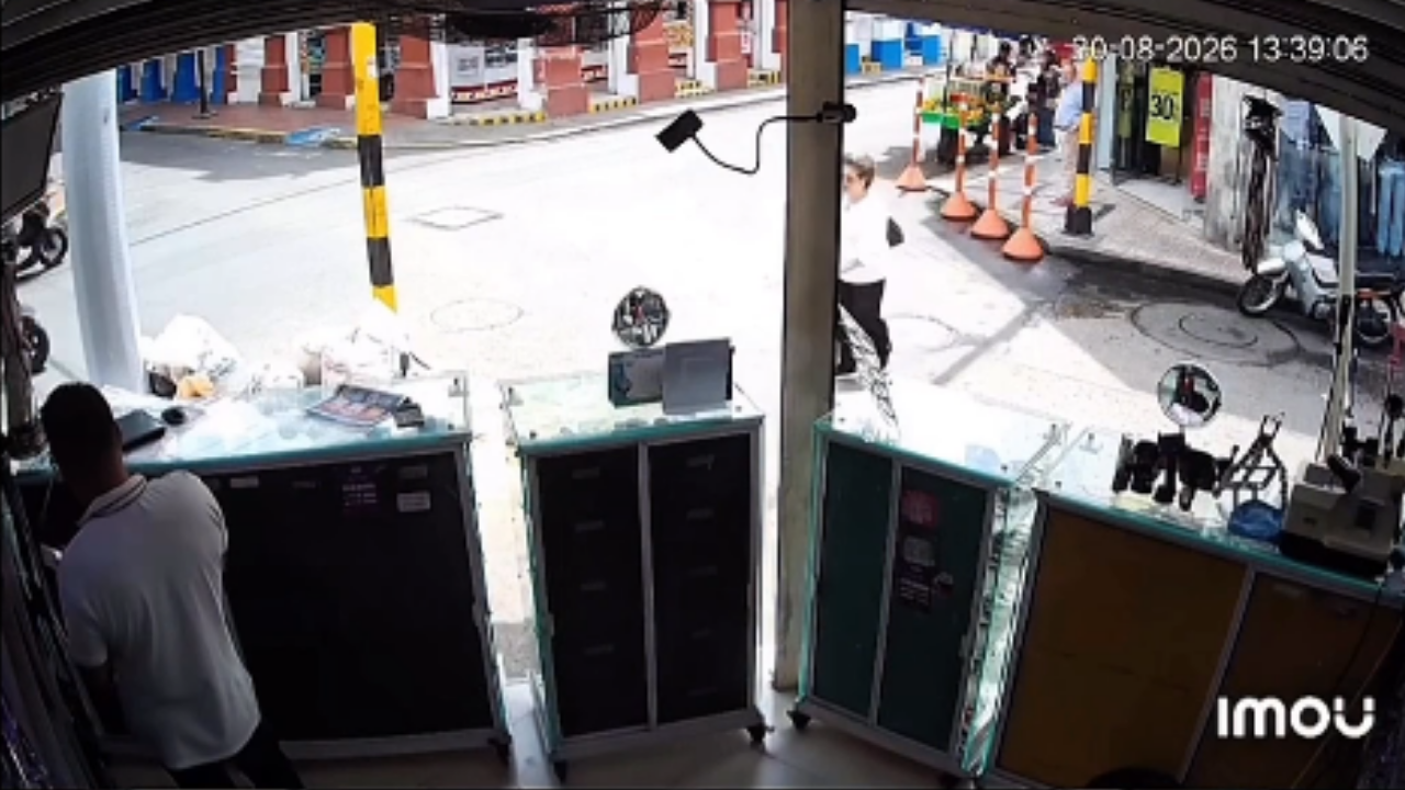 Vídeo: Porta aberta de ônibus se torna fator surpreendente na sobrevivência de motociclista