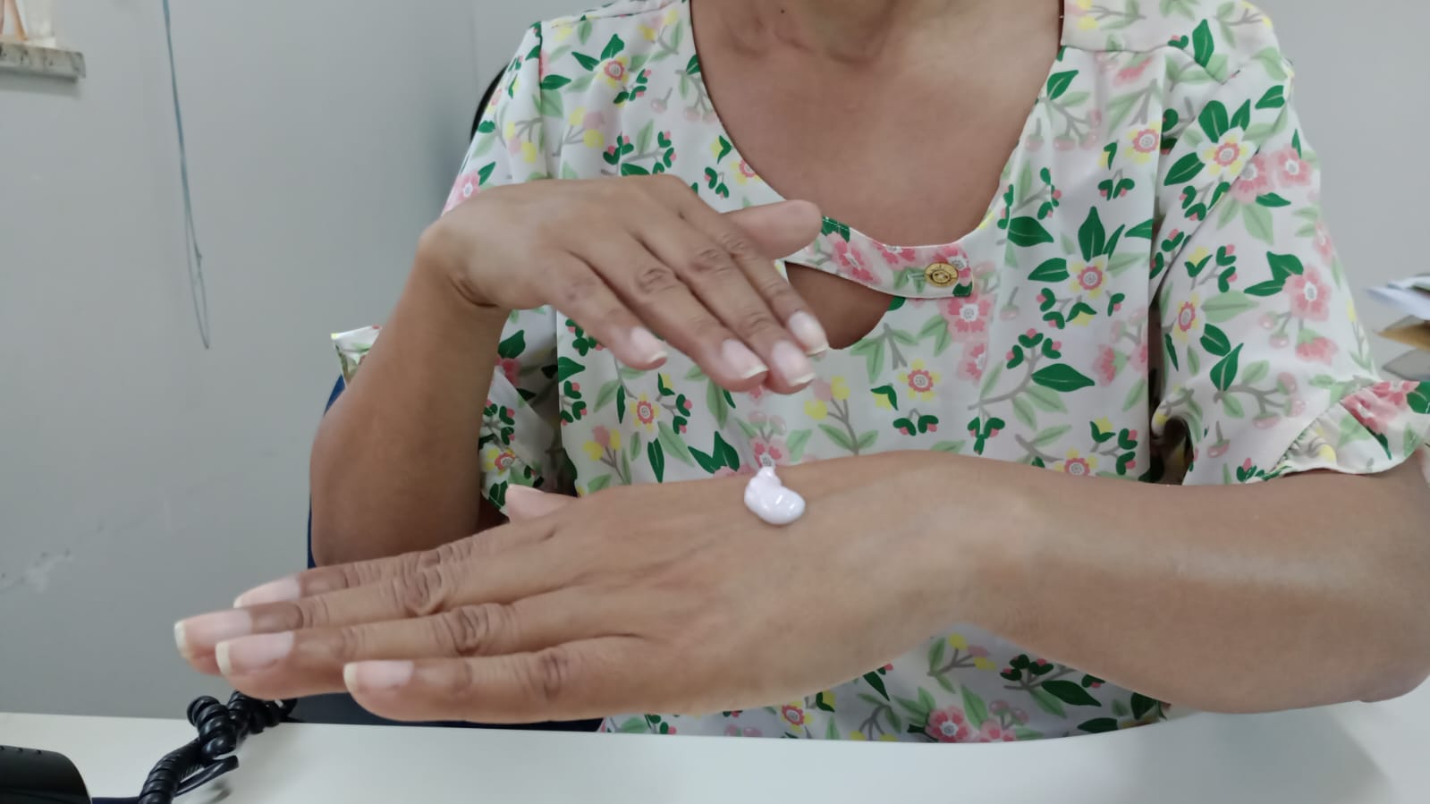 Tempo seco aumenta ressecamento e coceira na pele. Saiba como evitar problemas