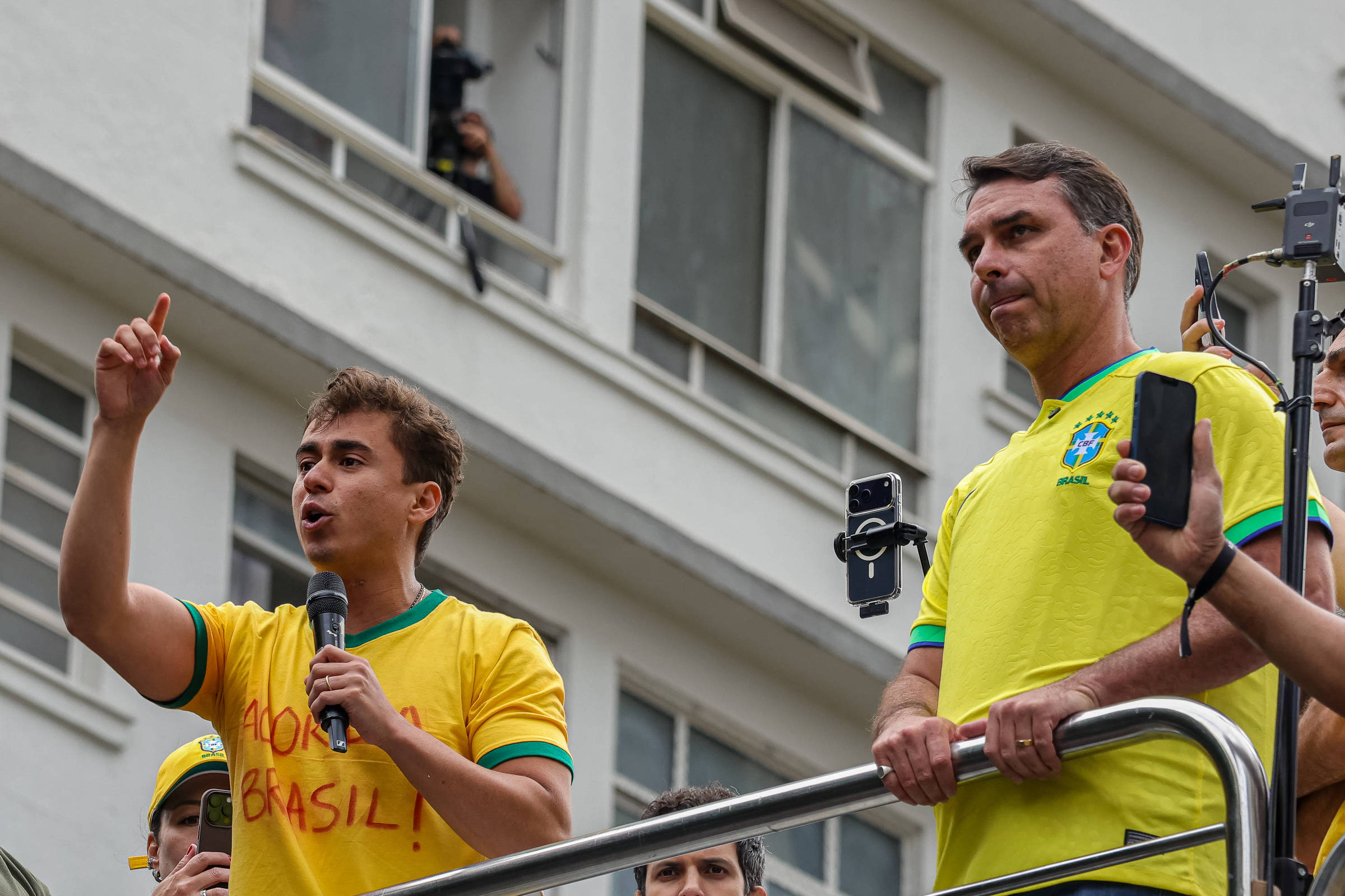 Flávio Bolsonaro busca aproximação com Nikolas Ferreira em agenda de campanha em Minas Gerais