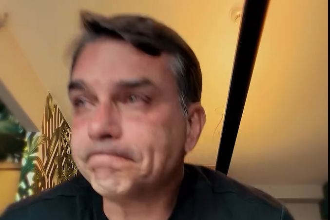 Flávio escreve carta a Bolsonaro e chora por proibição de visita