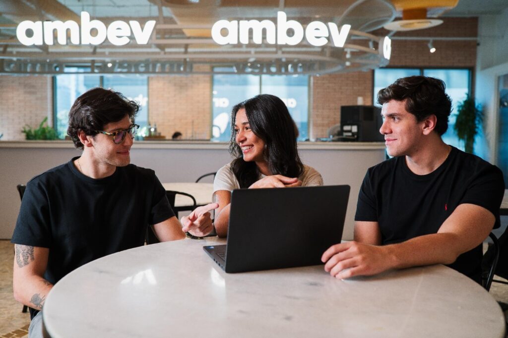 Ambev abre Programa de Trainee com imersão internacional e salário de R$ 9.500,00