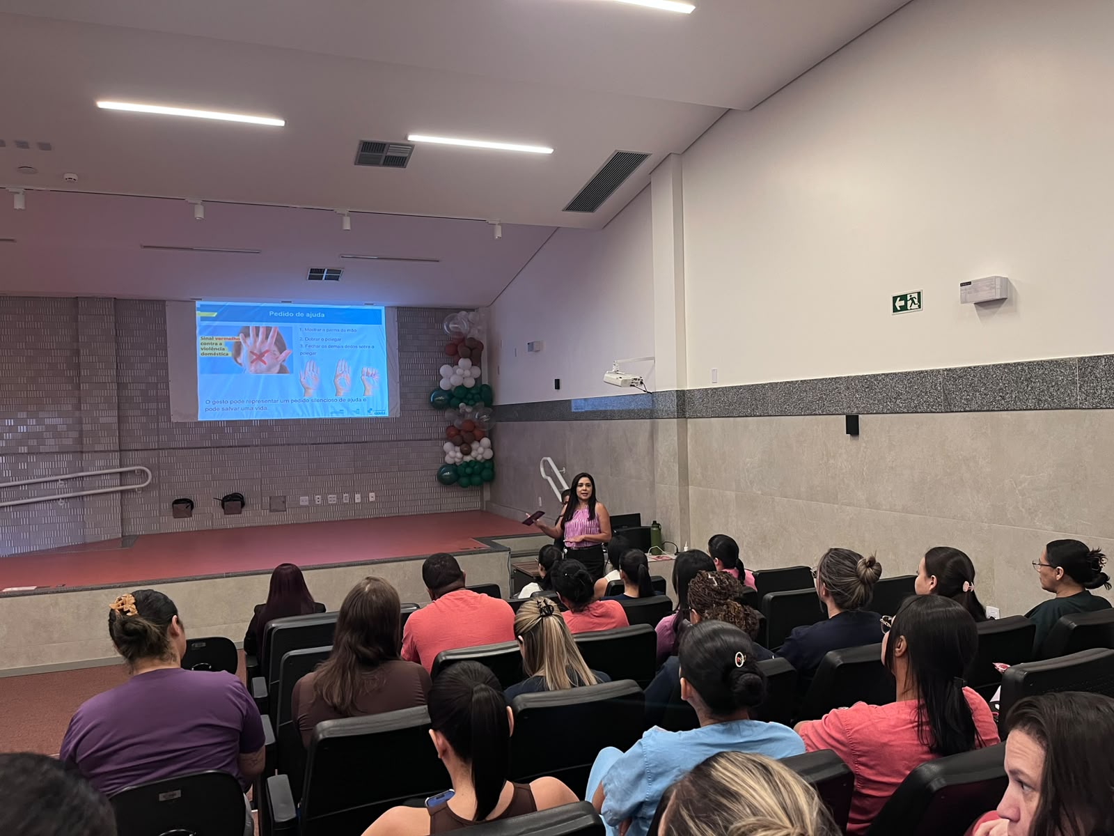 HEAL leva informação sobre violência contra a mulher durante o Agosto Lilás
