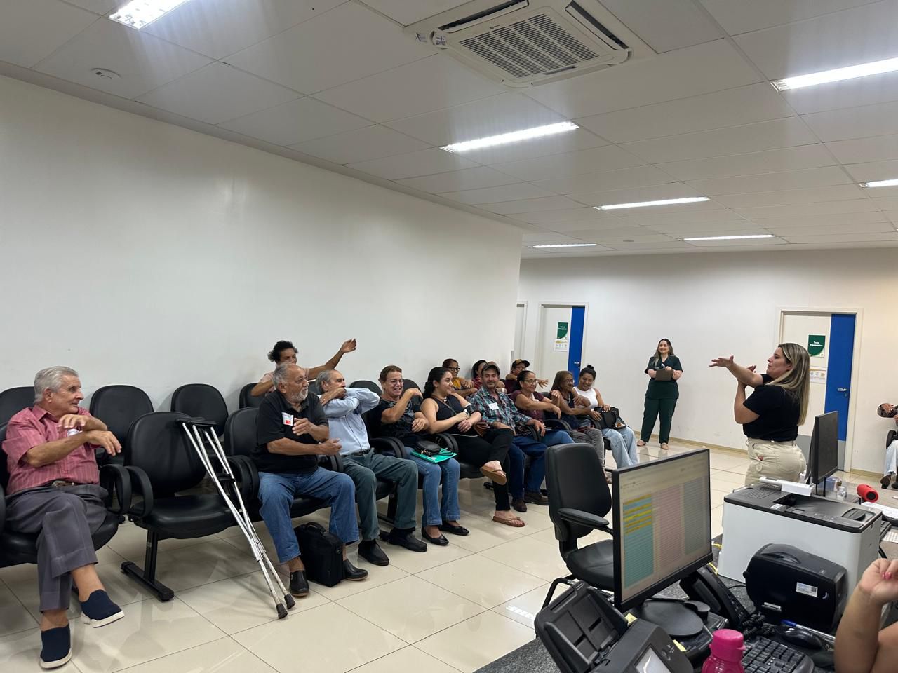 Policlínica de Quirinópolis orienta pacientes sobre alongamento e ergonomia
