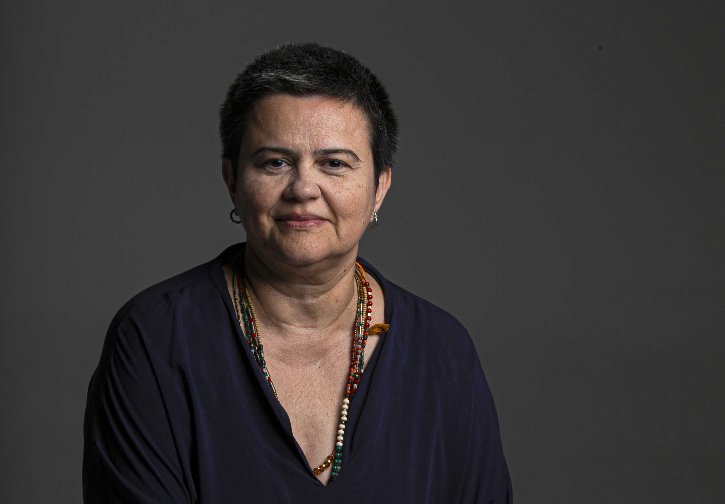 "Que possamos questionar lógicas impositivas", diz escritora Lari Mundim