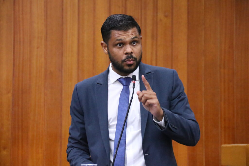 Câmara de Goiânia aprova e Policarpo promulga lei que autoriza licença-paternidade de 40 dias para servidores municipais