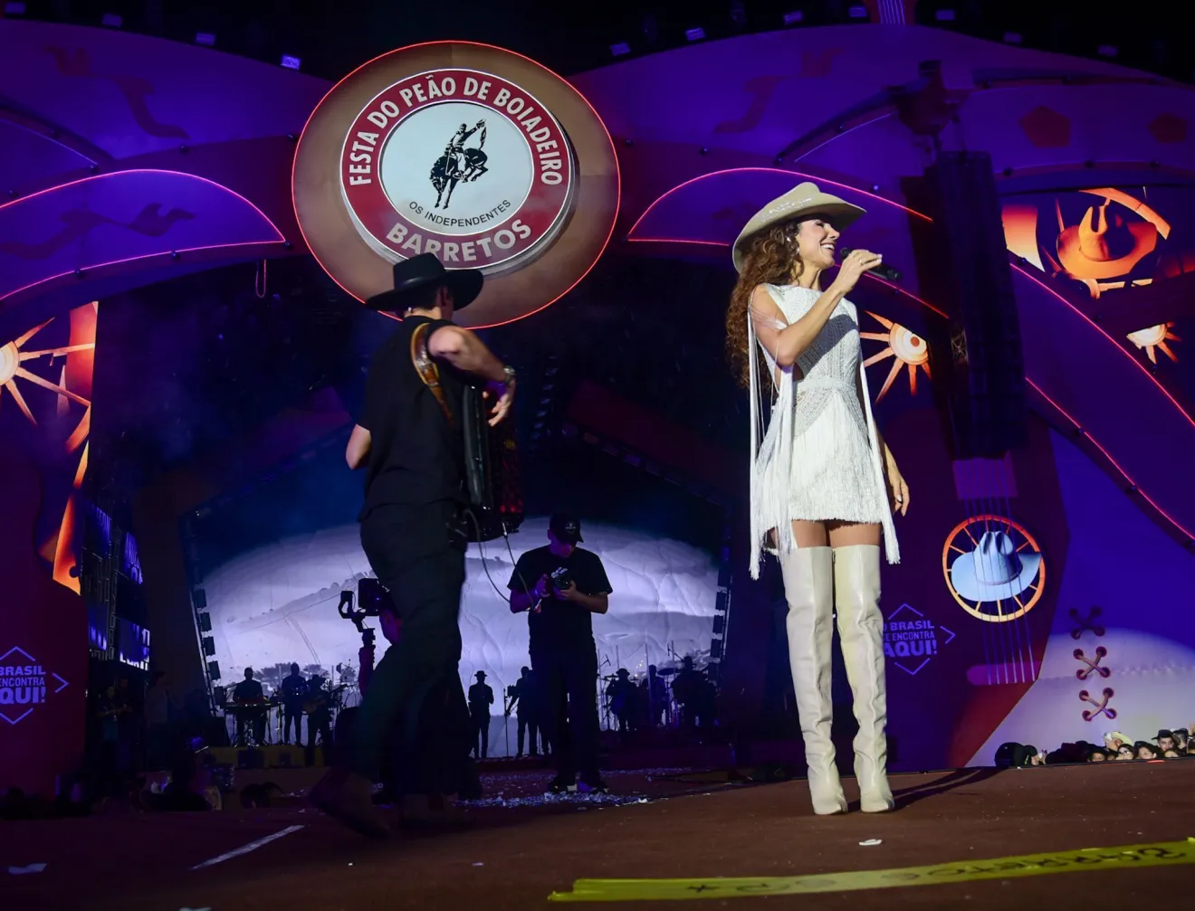 Paula Fernandes celebra 42 anos com bolo gigante e show especial em Barretos