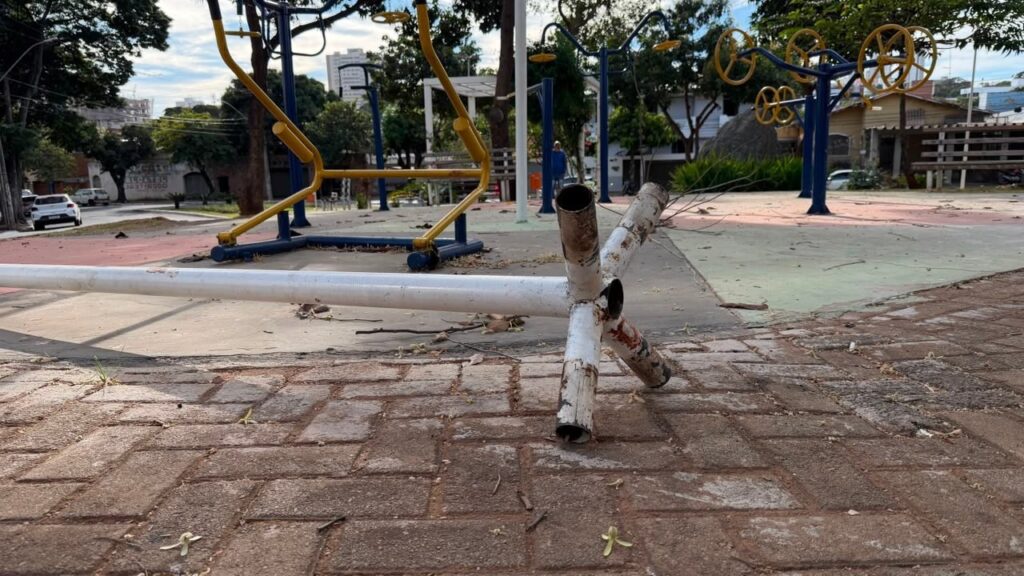 Praças reformadas no Centro de Goiânia sofrem vandalismo e têm bancos e luminárias destruídos