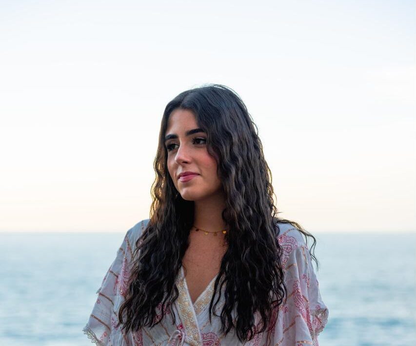 Conheça Pri Jardim, a nova aposta do pop leve brasileiro