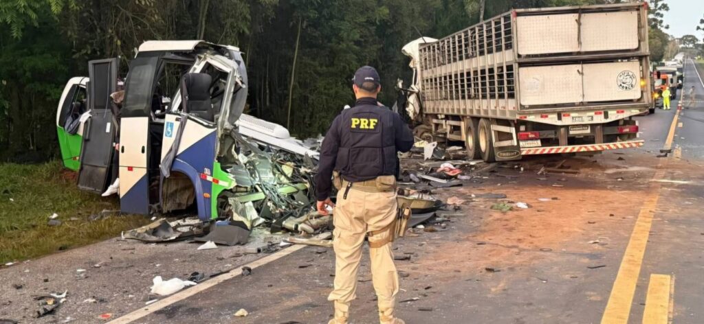 Vídeo: Acidente entre micro-ônibus e carreta deixa 23 mortos e cinco feridos no Paraná