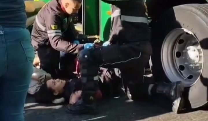 Motociclista tem perna esmagada após acidente com ônibus em frente ao terminal Isidória