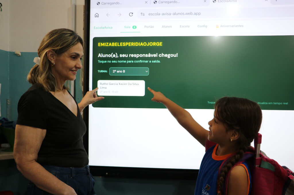 Mãe de estudante da rede municipal de ensino cria aplicativo que coordena saída de alunos