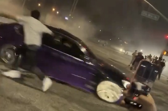 Jovem é atingido por carro durante drift ilegal, roda no ar e levanta rindo após acidente perigoso