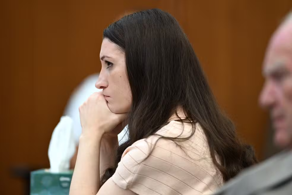 Médica americana acusada de matar os três filhos pesquisou sobre psicose e alucinações antes do crime