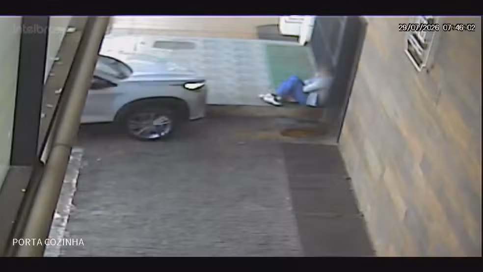 Mulher é atropelada duas vezes na calçada enquanto motorista ignora socorro e fica ao telefone