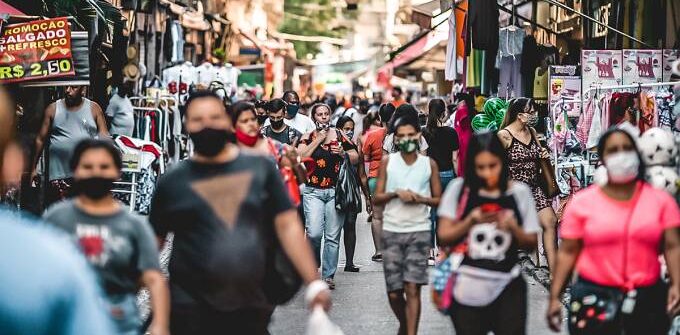 Brasil supera 214 milhões de habitantes, mas crescimento populacional desacelera em 2026