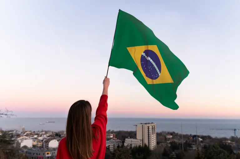 Pedidos de certidão para filhos de brasileiros nos EUA disparam sob Trump
