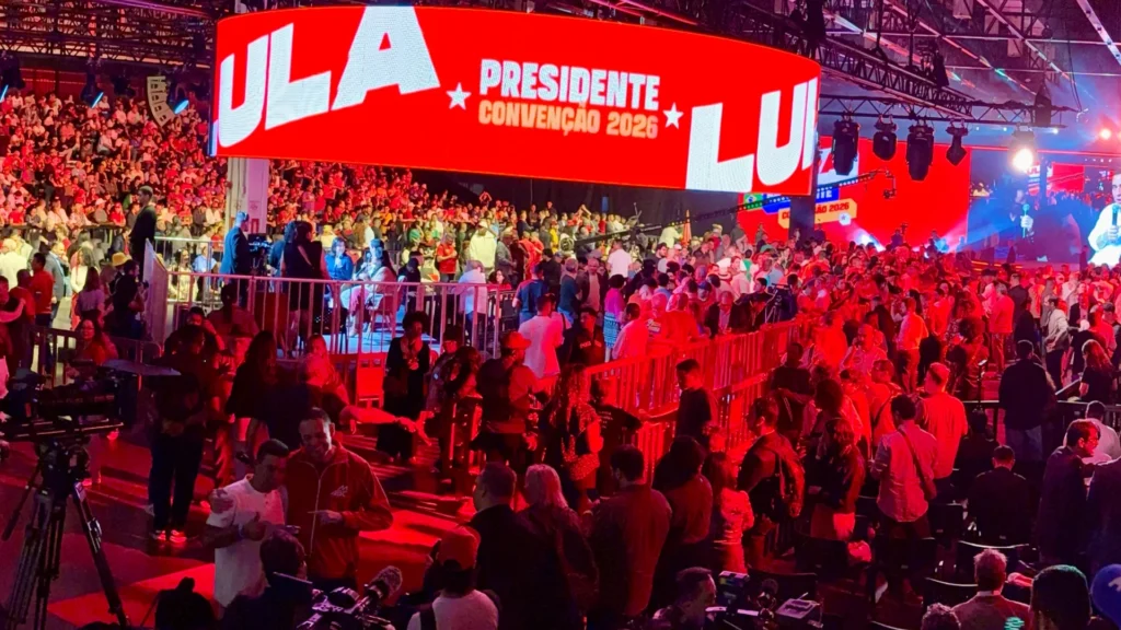 Militantes apostam em looks criativos para celebrar candidatura de Lula à reeleição