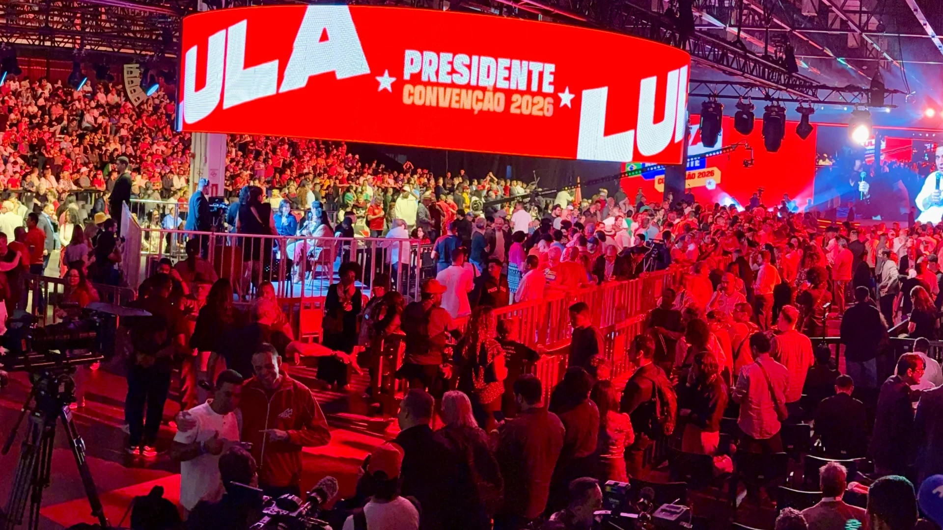 Militantes apostam em looks criativos para celebrar candidatura de Lula à reeleição