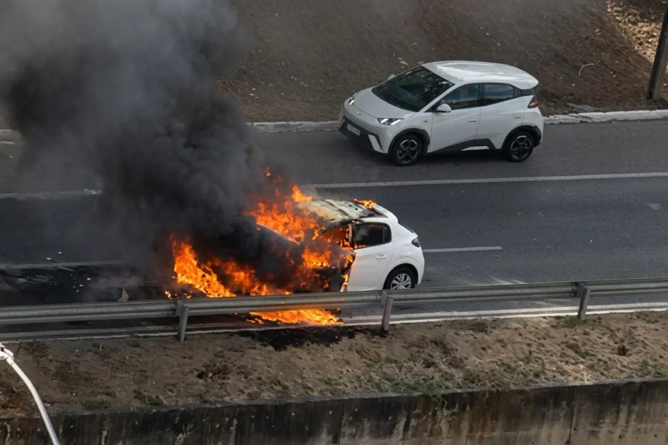 Batida entre seis carros deixa veículo destruído pelo fogo e trava Marginal Botafogo