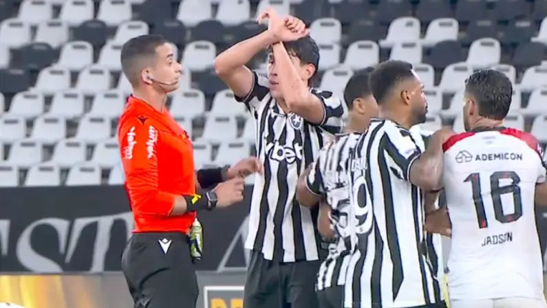Ferraresi faz gesto de protocolo antirracista após derrota do Botafogo
