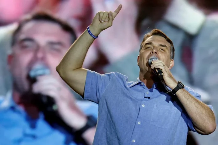 Flávio  diz sofrer “guerra psicológica” e nega desistência da eleição
