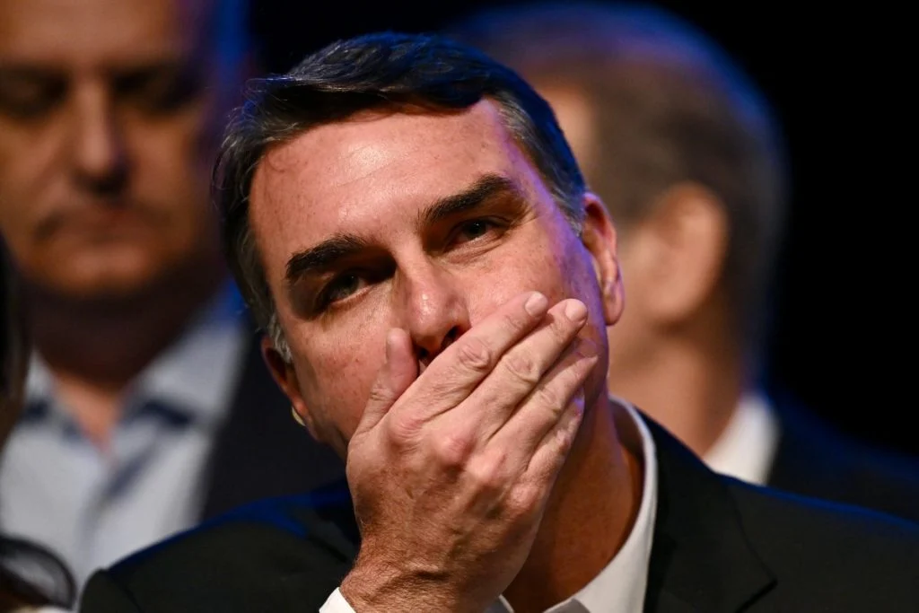 Flávio Bolsonaro aparece filiado ao Missão no TSE, e PL aponta possível fraude