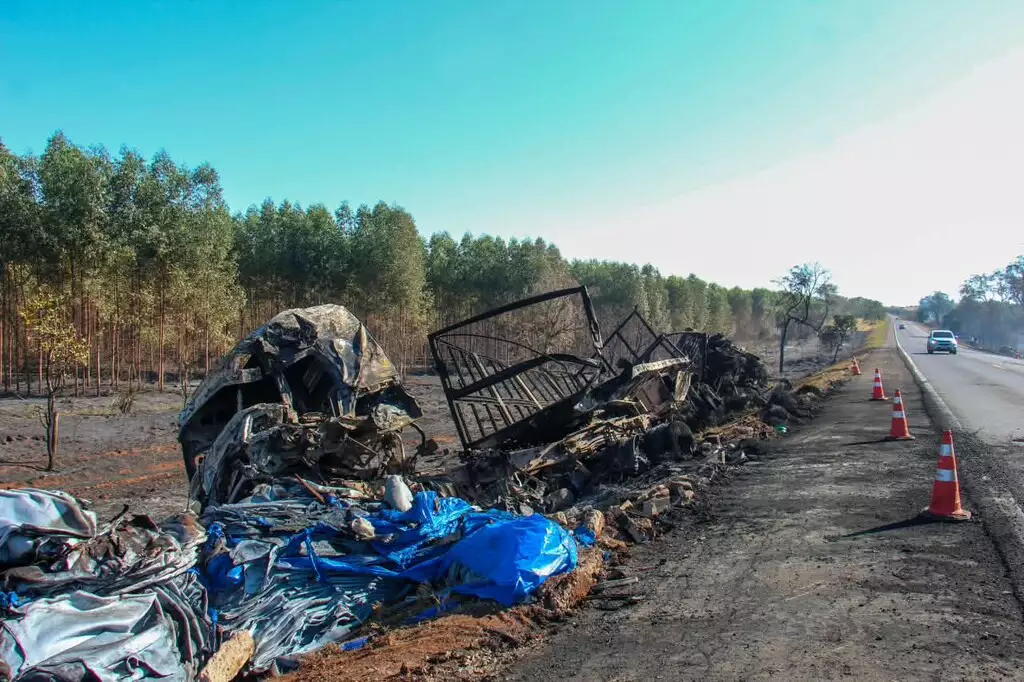 Acidente com duas carretas e três carros deixa quatro mortos e seis feridos na BR-163, em MS