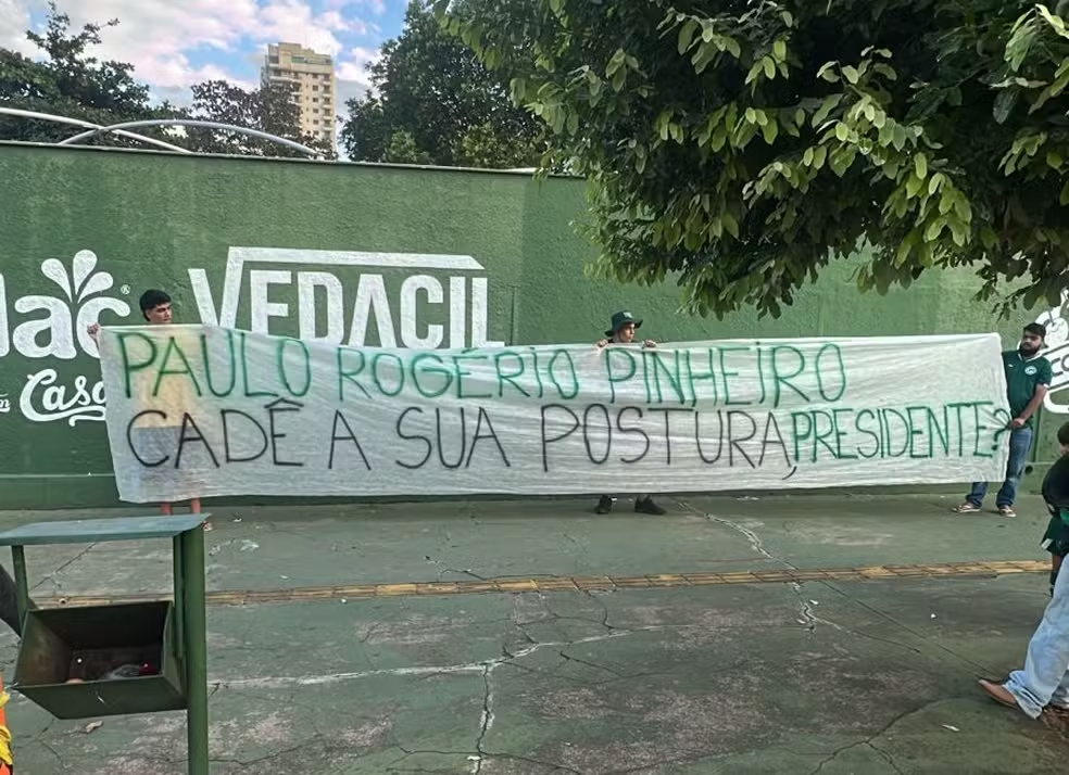 Goiás enfrenta Juventude em meio à pressão por acesso e problemas financeiros no clube