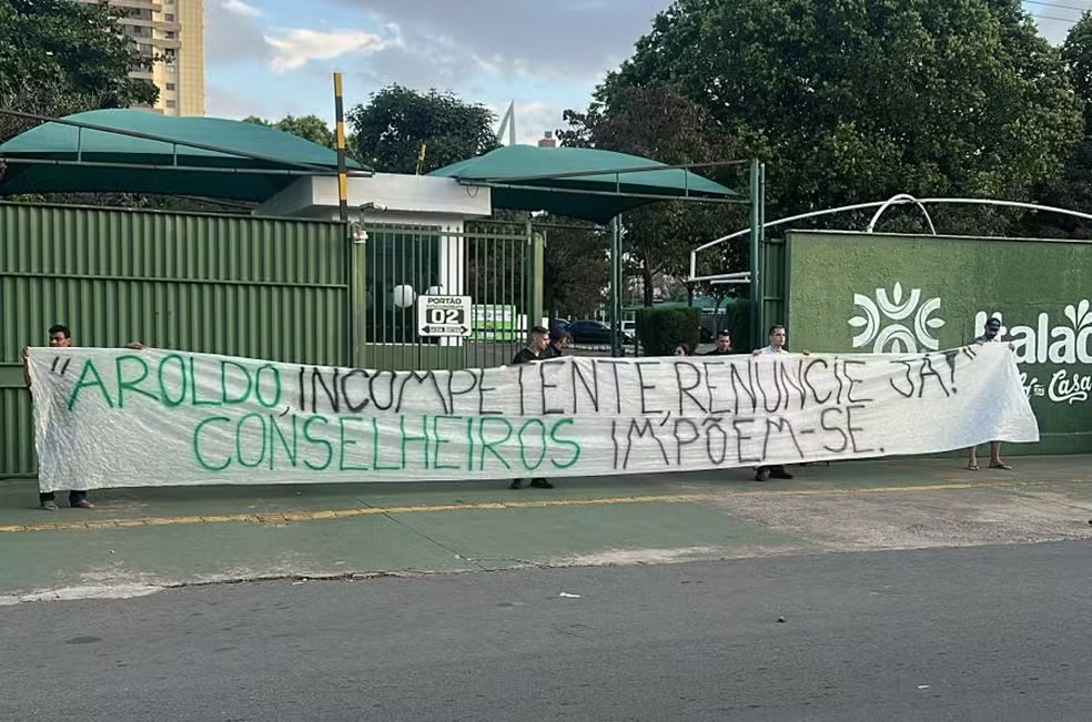 Torcedores do Goiás protestam nas redes sociais após derrota para o Juventude