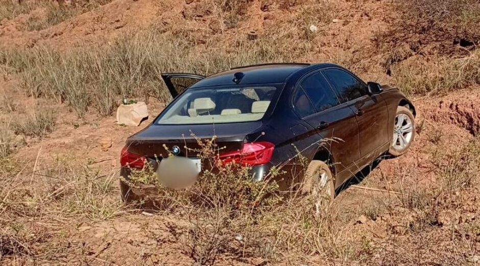 Homem é encontrado morto no porta-malas do próprio carro após ir à casa de amigo em Cristalina