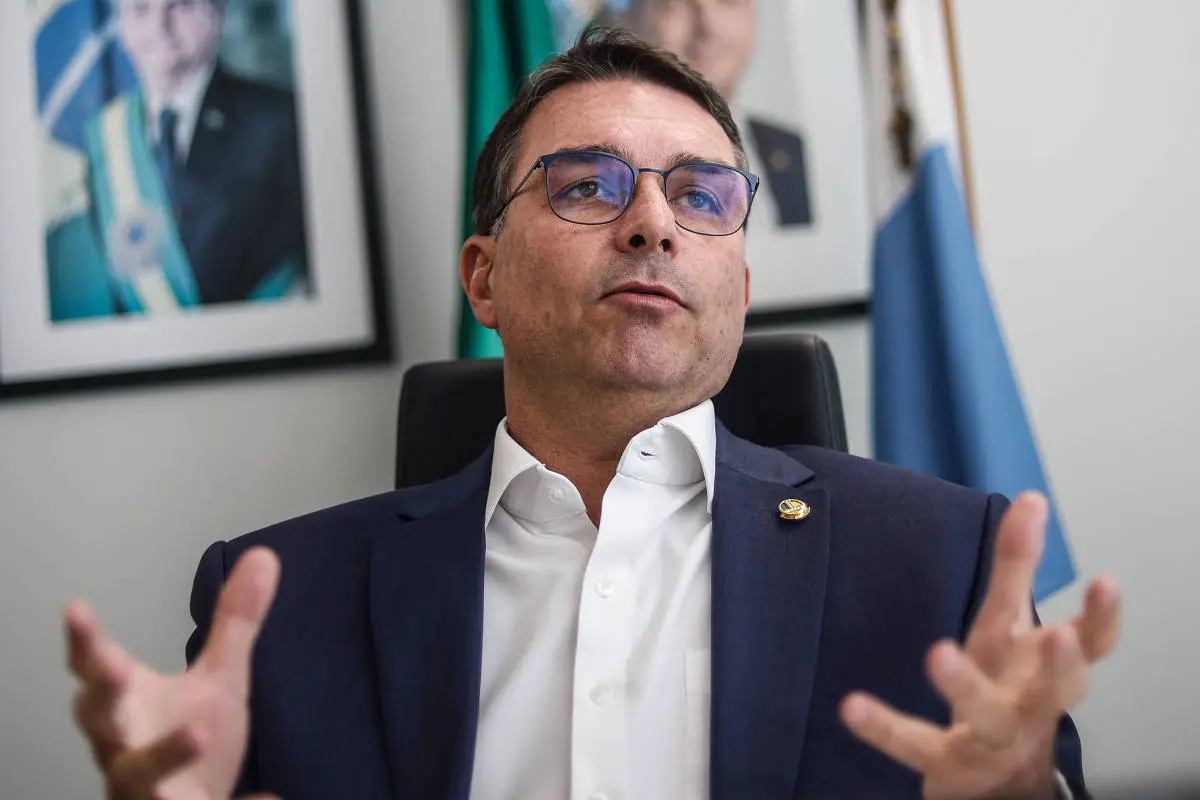 Flávio Bolsonaro destina 41% das emendas para segurança e defesa