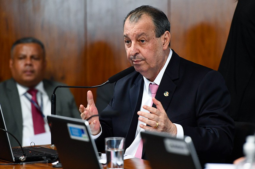 Relator no Senado mantém texto da PEC que acaba com escala 6x1