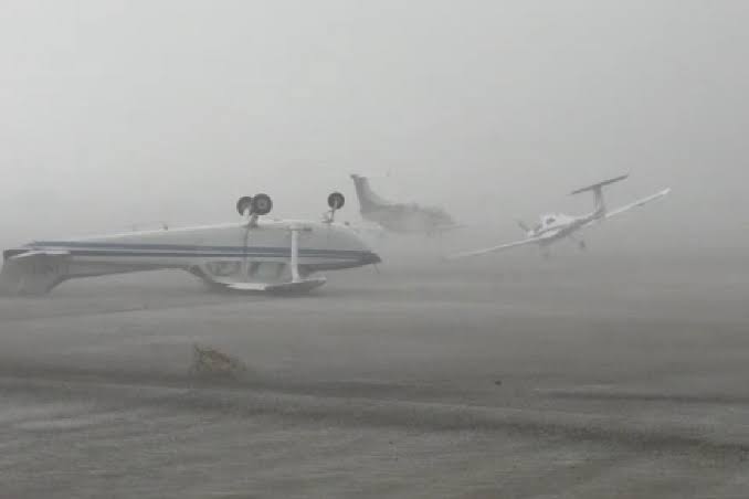 Ventos de 120 km/h fazem aviões tombarem em aeroporto na Itália e cenas viralizam